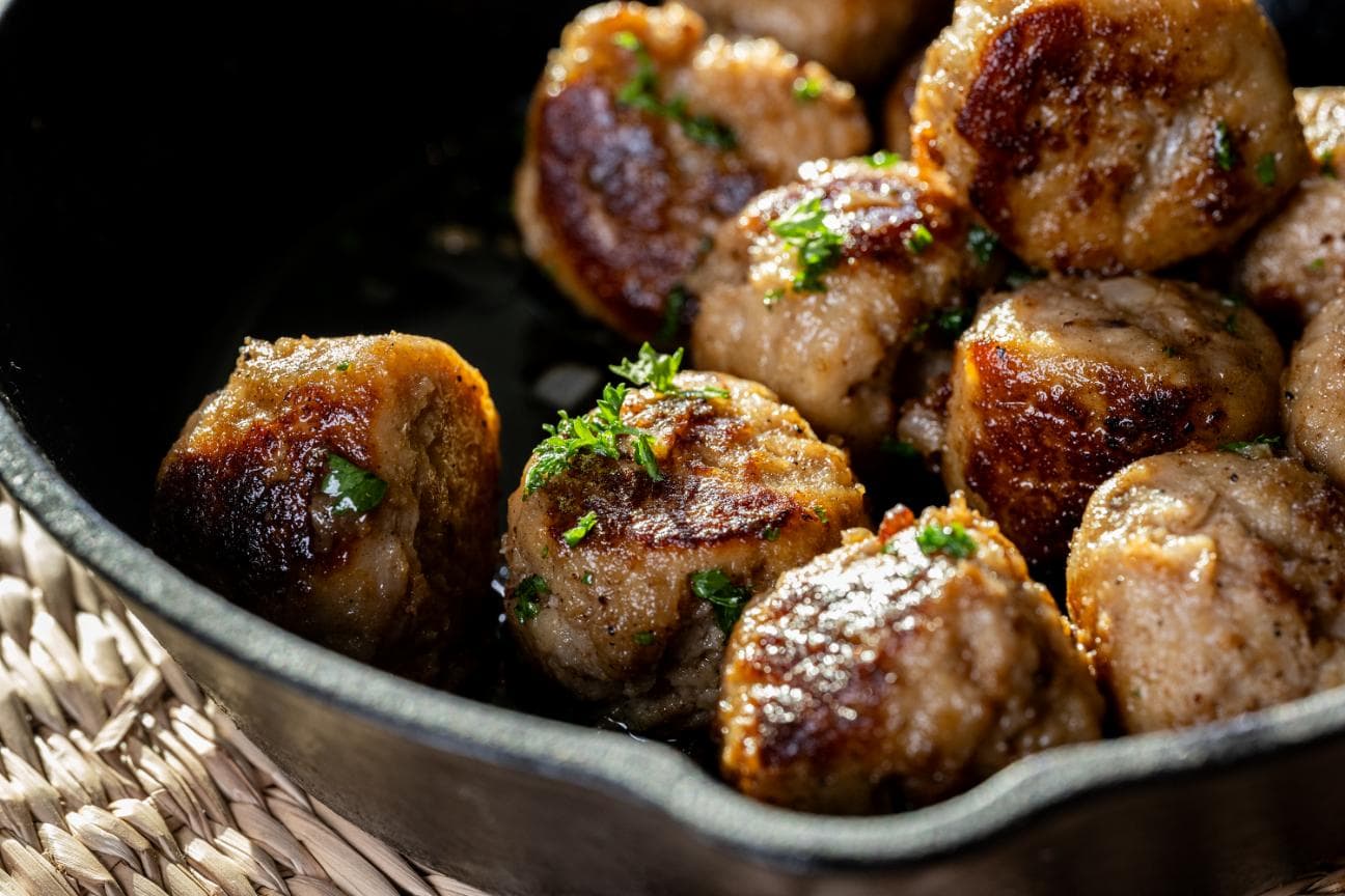 Klassiska svenska köttbullar med gräddsås, potatismos och lingon